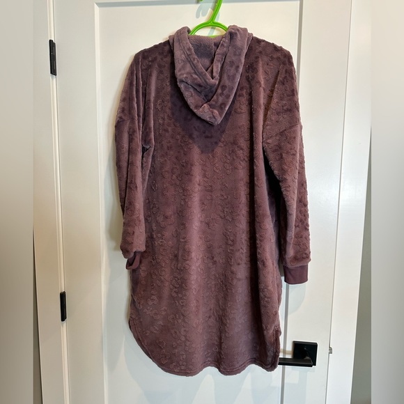 Denver Hays Robe/ lounge wear , size small. Never worn - Picture 2 of 3
